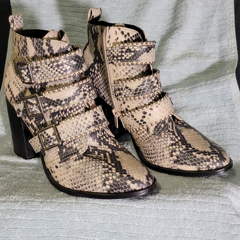 STEVE MADDEN 8M Righteous/Righ01S1 Python Leather Studded ADJ Buckles Ankle Boot